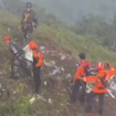 Cuaca hujan berkabut serta medan yang terjal, menjadi tantangan utama tim SAR Gabungan dalam mengevakuasi korban jatuhnya pesawat ATR di gunung Bulusaraung, Maros. Hari Minggu siang, 18 Januari 2026, relawan menemukan satu jenazah seorang pria. Evakuasi akan dilanjutkan menggunakan helikopter arat lewar udara. Foto: dok/ basarnas
