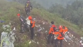 Cuaca hujan berkabut serta medan yang terjal, menjadi tantangan utama tim SAR Gabungan dalam mengevakuasi korban jatuhnya pesawat ATR di gunung Bulusaraung, Maros. Hari Minggu siang, 18 Januari 2026, relawan menemukan satu jenazah seorang pria. Evakuasi akan dilanjutkan menggunakan helikopter arat lewar udara. Foto: dok/ basarnas