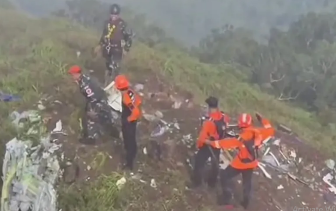 
					Cuaca hujan berkabut serta medan yang terjal, menjadi tantangan utama tim SAR Gabungan dalam mengevakuasi korban jatuhnya pesawat ATR di gunung Bulusaraung, Maros. Hari Minggu siang, 18 Januari 2026, relawan menemukan satu jenazah seorang pria. Evakuasi akan dilanjutkan menggunakan helikopter arat lewar udara. Foto: dok/ basarnas