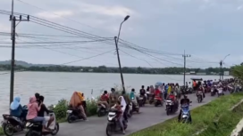 Banjir yang merendam puluhan hetar di wilayah Ngusikan, Jombang, berubah menjado lokasi wisata dadagan di wilayah Ngusikan. Foto: swarajombang.com/ elok apriyanto