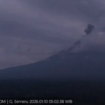Rekaman aktivitas Gunung Semeru, Sabtu, 10 Januari 2026. Terjadi semburan awan panas, namun sudah mereda di bawah 2.000. Bupati Lumajang, menyatakan radius 5 km masih aman, warga masyarakat terus diimbau waspada. Foto: PMVBG-BG-KE-ESDM