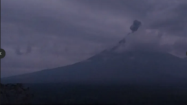 Rekaman aktivitas Gunung Semeru, Sabtu, 10 Januari 2026. Terjadi semburan awan panas, namun sudah mereda di bawah 2.000. Bupati Lumajang, menyatakan radius 5 km masih aman, warga masyarakat terus diimbau waspada. Foto: PMVBG-BG-KE-ESDM