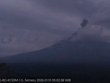 Rekaman aktivitas Gunung Semeru, Sabtu, 10 Januari 2026. Terjadi semburan awan panas, namun sudah mereda di bawah 2.000. Bupati Lumajang, menyatakan radius 5 km masih aman, warga masyarakat terus diimbau waspada. Foto: PMVBG-BG-KE-ESDM