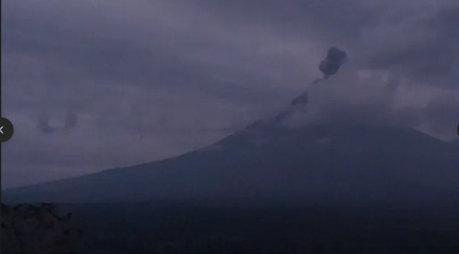 Rekaman aktivitas Gunung Semeru, Sabtu, 10 Januari 2026. Terjadi semburan awan panas, namun sudah mereda di bawah 2.000. Bupati Lumajang, menyatakan radius 5 km masih aman, warga masyarakat terus diimbau waspada. Foto: PMVBG-BG-KE-ESDM