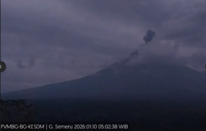 
					Rekaman aktivitas Gunung Semeru, Sabtu, 10 Januari 2026. Terjadi semburan awan panas, namun sudah mereda di bawah 2.000. Bupati Lumajang, menyatakan radius 5 km masih aman, warga masyarakat terus diimbau waspada. Foto: PMVBG-BG-KE-ESDM