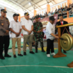 Wakil Bupati Jombang, KH Salmanudin Yazid memukul gong tanda pembukaan Jombangh Pencak Silat Championship II 2026, di GOR, Jumat 16 Januari 2026. Foto: dikompinfo pemkab jombang