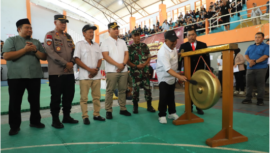 Wakil Bupati Jombang, KH Salmanudin Yazid memukul gong tanda pembukaan Jombangh Pencak Silat Championship II 2026, di GOR, Jumat 16 Januari 2026. Foto: dikompinfo pemkab jombang