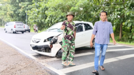 Kecelakaan tunggal terjadi di depan pintu gerbang Kopasgat Lanud Iswahyudi, magetan, Minggu 18 Januari 2026. Mobil ringksesk, dikabarkan perempuan pengemudi itu bernama Indira Sisca Ayu diduga mengantuk sehingga mengalami kecelakaan. Foto: swarajombang.com/ bambang tjuk winarno