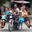 Orang Mindanao, Filipina Selatan, melakukan modifikasi sepeda motor 125 CC ke atas menjadi Skylab Habal-habal, Dengan cara itu, kendaraan ini mampu angkut 10 orang sekaligus. Foto: Ist