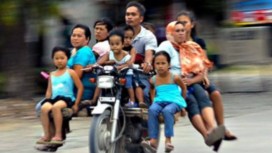 Orang Mindanao, Filipina Selatan, melakukan modifikasi sepeda motor 125 CC ke atas menjadi Skylab Habal-habal, Dengan cara itu, kendaraan ini mampu angkut 10 orang sekaligus. Foto: Ist