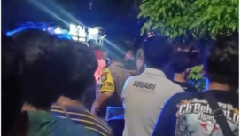 Terjadi peristiwa penusukan di Jalan Ketintang PTT V-D, Surabaya, pada Senin malam, 26 Januari 2026, melibatkan mahasiswi berinisial A (21 tahun) dan pacarnya Z (21 tahun).  Mapolsek Gayungan beserta barang bukti pisau; Z dirawat di RS Bhakti Rahayu dalam kondisi sadar dan stabil. Foto: Instagram@surabayakabarmetro