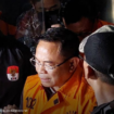 Bupati pati Sudewo sudah mengenakan seragam kebeasaran baru berwarna oranye, KPK menetapkan sebagai tersangka dalam kasus jual beli jabatan di depan desa, dengan barang bukti Rp 2,6 miliar, Selasa malam, 20 Januari 2026. Foto: Instagram@suarasurabayamedia