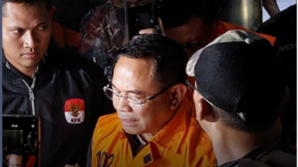 Bupati pati Sudewo sudah mengenakan seragam kebeasaran baru berwarna oranye, KPK menetapkan sebagai tersangka dalam kasus jual beli jabatan di depan desa, dengan barang bukti Rp 2,6 miliar, Selasa malam, 20 Januari 2026. Foto: Instagram@suarasurabayamedia