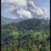 Gunung aktif di Sumatera barat, Gunung Merapi mengalami erupsi pada Senin, 26 Januari 2026, pukul 11.11 WIB, dengan kolom abu setinggi sekitar 600 meter di atas puncak.​ Abu vulkanik berwarna kelabu, intensitas tebal, dan condong ke timur laut, mencapai ketinggian sekitar 3.491 meter/ dpl. Foto: Instagram@sumbarkita