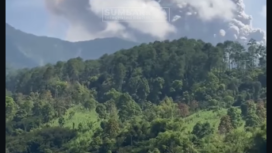 Gunung aktif di Sumatera barat, Gunung Merapi mengalami erupsi pada Senin, 26 Januari 2026, pukul 11.11 WIB, dengan kolom abu setinggi sekitar 600 meter di atas puncak.​ Abu vulkanik berwarna kelabu, intensitas tebal, dan condong ke timur laut, mencapai ketinggian sekitar 3.491 meter/ dpl. Foto: Instagram@sumbarkita