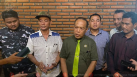 Majelis Hakim di PN Kudus, Jawa Tengah, untuk pertama kalinya menjatuhkan vonis hukumaan berdasarkan KUHP baru, berupa kerja sosial 60 hari kepada Superiyanto, anggota DPRD Kudus. Karena terbukti ikut judi domino. Foto: Instagram@jurnalpantura