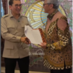 Meskipun terjadi interupsi oleh KGA Timoer Rumbay (pendukung Purbaya), Menteri Fadli Zon tetap menyerahkan Sk Pelaksana Tugas Kearton Solo, Minggu 18 Januari 2026. Foto: Instagram@solotimes