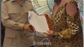 Meskipun terjadi interupsi oleh KGA Timoer Rumbay (pendukung Purbaya), Menteri Fadli Zon tetap menyerahkan Sk Pelaksana Tugas Kearton Solo, Minggu 18 Januari 2026. Foto: Instagram@solotimes