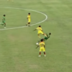 Sungguh brutal ketika kaki kanan M Hilmi (jersey kuning Putra Jaya Pasuruan) mengarah langsung ke dada Firman Nugaraha (jersey hijau Perseta Tulunagung). Firman langsung tumbang, diangkut ambulans. Dalam pertadingan Liga IV di bangkalan, Senin 5 Januari 2026. Foto: Instagram@portaljtv