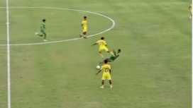 Sungguh brutal ketika kaki kanan M Hilmi (jersey kuning Putra Jaya Pasuruan) mengarah langsung ke dada Firman Nugaraha (jersey hijau Perseta Tulunagung). Firman langsung tumbang, diangkut ambulans. Dalam pertadingan Liga IV di bangkalan, Senin 5 Januari 2026. Foto: Instagram@portaljtv