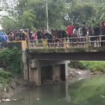 wARGA BERDUYUN-DUTUN MENDATANG JEMBATAN SUNGAI DI SA bAWANGAN, KECA