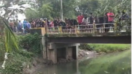 wARGA BERDUYUN-DUTUN MENDATANG JEMBATAN SUNGAI DI SA bAWANGAN, KECA