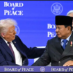 Gestur keakarban antara tuan rumah Presiden Donald Trump sebagai inisaitor Perjanjian Damai Gaza, dengan Presiden Prabowo Subianto di Davos, Swiss, 21 Januari 2026. Foto: ist