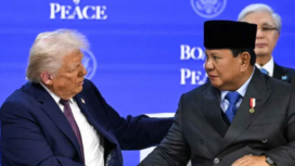 Gestur keakarban antara tuan rumah Presiden Donald Trump sebagai inisaitor Perjanjian Damai Gaza, dengan Presiden Prabowo Subianto di Davos, Swiss, 21 Januari 2026. Foto: ist