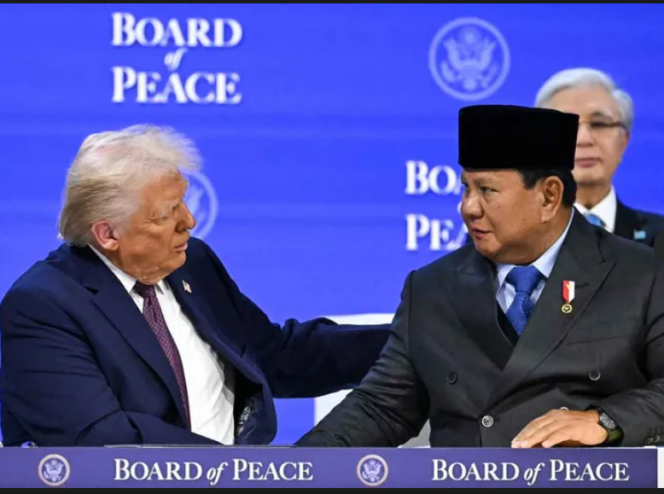 
					Gestur keakarban antara tuan rumah Presiden Donald Trump sebagai inisaitor Perjanjian Damai Gaza, dengan Presiden Prabowo Subianto di Davos, Swiss, 21 Januari 2026. Foto: ist