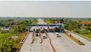 Selama libur Natal dan Tahun baru, jumlah kendaraan yang melewati tol Jombang-Mojokerto mengalami kenaikan sebesar 3 persen, mencpai 600.000 unit kendaraan. Foto: swarajombang.com/ elok apriyanto
