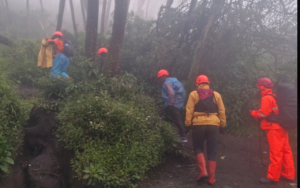 Cuaca buruk, hujan, kabur, dan angin lkencang menjadi kendala upaya pencarian  seorang pemuda bernama Syafiq Ridhan Ali Razan (18), pendaki asal Magelang yang hilang di gunung Slamet sejak 27 Desember 2025. Hingga Kamis, 1 Januari 2026, tima SAR Gabungan belum berhasil menemukan jejak Syafiq. Foto: tvonenews.com