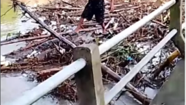 Musim hujan wilayah alur sungai Marmoyo di desa Sidokaton, kecamatan Kudu, Jombang menjadi langganan banjir. Warga melapor bahwa terjadi rekanan (retaka) di ujung jembatan di atas sungai Marmoyo, yang perlu mendapat perhatian serius, agar jembatan itu tidak semakin parah dan patah. Foto: Instagram@kabarjombang