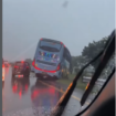 Kecelakaan beruntun melibata sebuah bus wisata dari Bali, dengan tiga mobil pribadi di jalan tol Jombang-Mojokert, Minggu sore sekitar pukul 17.00 Wib, 4 Januari 2026. Dalam insiden itu tidak ada korban luka atau meninggal. Tampak Bus Wisata komodo melintang, menabrak pagar pembatas tol. Foto: Instagram@wargajombang