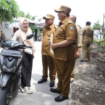 Bupati Jombang Warsubi bersama wakil, dan OPD terkait melakukan pemeriksaan mutu bangunan di wilayah Kabu dan Plandaan, Selasa 6 Januari 2025. Foto: diskominfo pemkab jombang