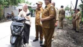 Bupati Jombang Warsubi bersama wakil, dan OPD terkait melakukan pemeriksaan mutu bangunan di wilayah Kabu dan Plandaan, Selasa 6 Januari 2025. Foto: diskominfo pemkab jombang