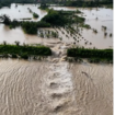 Ada dua tanggul Sungai Tuntang jebol, Senin 16 Februari 2026., di kabupayen Demak. Air meluber ke kampuang-kampugn, menyebabkan jalur Demak-Semarang tidak dapat dilalui kendaraan. Foto: Instagram@a6_gabuts 