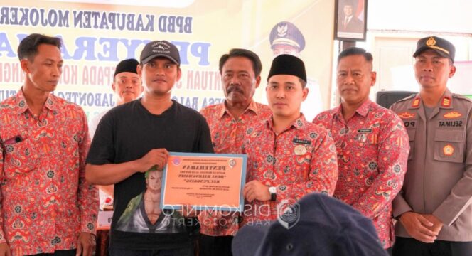 
					Bupati Mojokerto, Muhammad Albarraa, menyalurkan bantuan kepada 193 warga Kecamatan Pungging yang rumahnya terdampak angin puting beliung pada Kamis (5/2). Ist