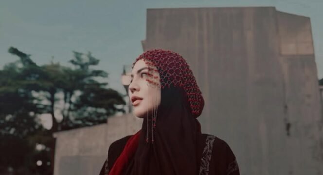 
					Ratu Rizky Nabila kembali jadi sorotan publik setelah pengakuan mengejutkan dari Marcel Radhival, sang Pesulap Merah. Foto.ig@raturn 