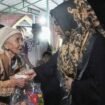 Tarawih Perdana Safari Ramadan, Ning Ita Serahkan Hibah Keagamaan. Ist