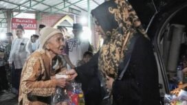 Tarawih Perdana Safari Ramadan, Ning Ita Serahkan Hibah Keagamaan. Ist