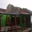 Kawasan kecamatan Sumobito dan Mojaogung diterjang hujan deras dan aning keras, Rabu 4 Febrauri 2026. Setidaknya ada 15 rumah alami kerusakan ringan dan berat, serta seorang warga mengalami luka-luka. Foto: swarajombang/ elok apriyanto