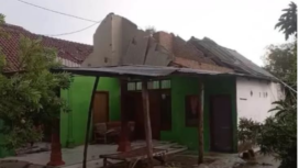 Kawasan kecamatan Sumobito dan Mojaogung diterjang hujan deras dan aning keras, Rabu 4 Febrauri 2026. Setidaknya ada 15 rumah alami kerusakan ringan dan berat, serta seorang warga mengalami luka-luka. Foto: swarajombang/ elok apriyanto