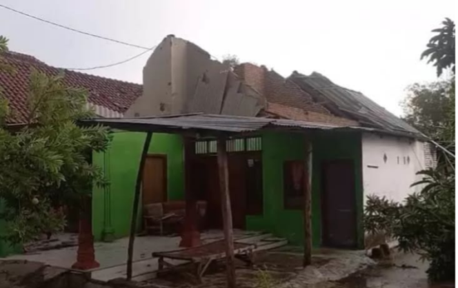 
					Kawasan kecamatan Sumobito dan Mojaogung diterjang hujan deras dan aning keras, Rabu 4 Febrauri 2026. Setidaknya ada 15 rumah alami kerusakan ringan dan berat, serta seorang warga mengalami luka-luka. Foto: swarajombang/ elok apriyanto