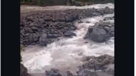 Bunkan cuma ambur, tetapai bekas jembatan Kalibiru, Kecamatan Kalibiru, Probolinggo hilang akibat diterjang banjir bandang, Sabtu dini hari 21 Februari 2026. Foto: Instagram@bolinggoco