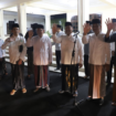 Selamat jalan! Bupati bersama pimpinan pemkab Jombang memberikan sambutan dan mengantarkan secara resmi pemberangkatan sebanyak 1.500 warga NU ke Malang, untuk mengikuti acara peringatan Seabad NU. Foto: swarajombang.com/ elok apriyanto