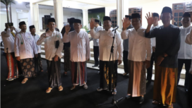 Selamat jalan! Bupati bersama pimpinan pemkab Jombang memberikan sambutan dan mengantarkan secara resmi pemberangkatan sebanyak 1.500 warga NU ke Malang, untuk mengikuti acara peringatan Seabad NU. Foto: swarajombang.com/ elok apriyanto