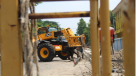Pemkab Jombang terus melakukan penertiban kabel FO di jalanan, agar tertib aman dan tidak membahayakan masyarakat. Foto: swarajombang.com/ elok apriyanto
