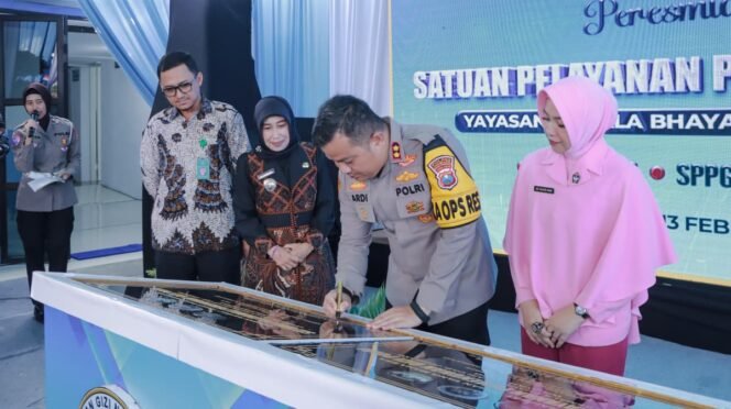 
					Kapolres Jombang saat penandatanganan prasasti ketiga SPPG