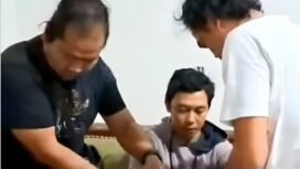 Pelaku (tengah) saat diringkus petugas