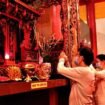 Umat Tionghoa sedang melakukan salah satu ritual ibadah saat Imlek di Klenteng (Foto: Infopublik Komdigi)